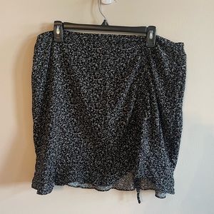 FOREVER 21+ SIDE RUCHED FLORAL MINI SKIRT 🖤✨💫